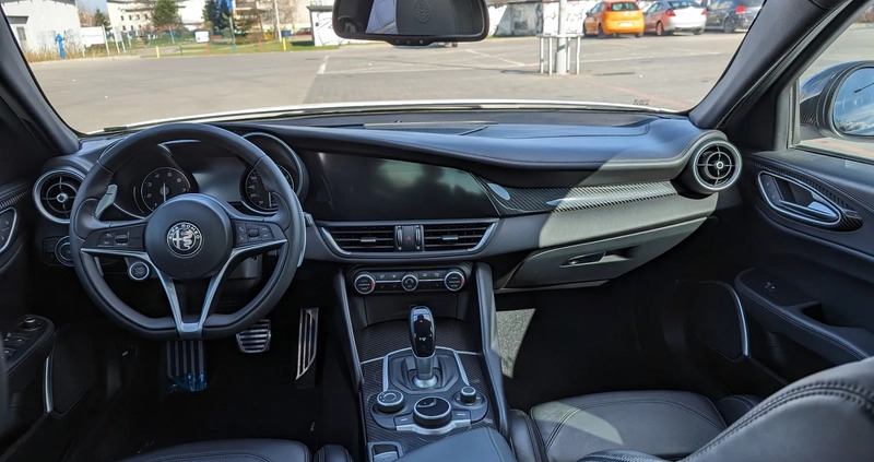 Alfa Romeo Giulia cena 133000 przebieg: 57000, rok produkcji 2019 z Zawiercie małe 407